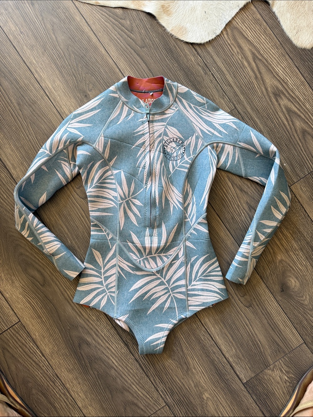 Billabong Sazona Women's 2mm Long Sleeve Salty
Neoprene Shorty wetsuit size 6
